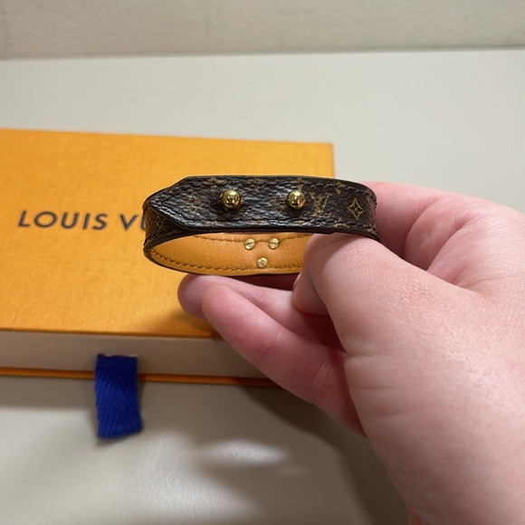 Louis Vuitton essential V bracelet with box - Picture 2 of 7